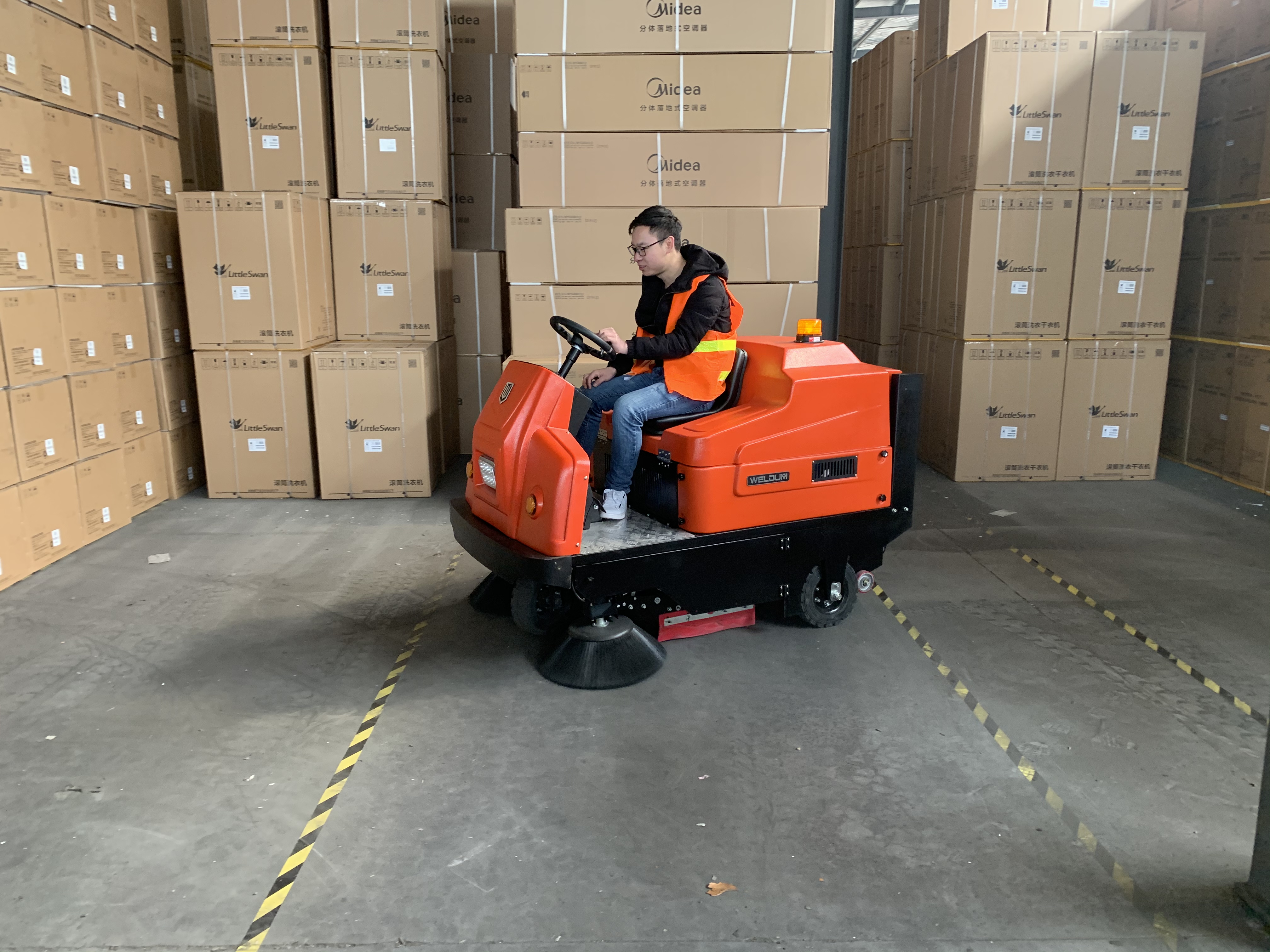 電動(dòng)掃地車有哪些使用注意項(xiàng),壽命有幾年