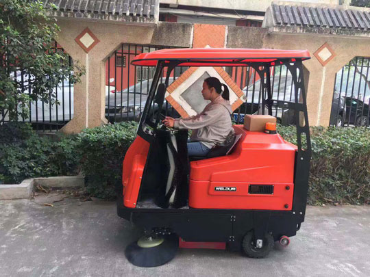 駕駛式掃地機操作簡單嗎,掃地機有哪些注意事項